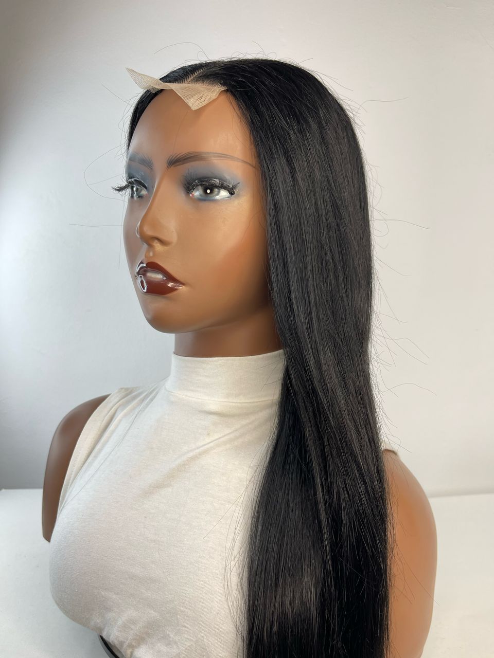 18" Sleek Straight High Heat Fibre Wig - Image 4