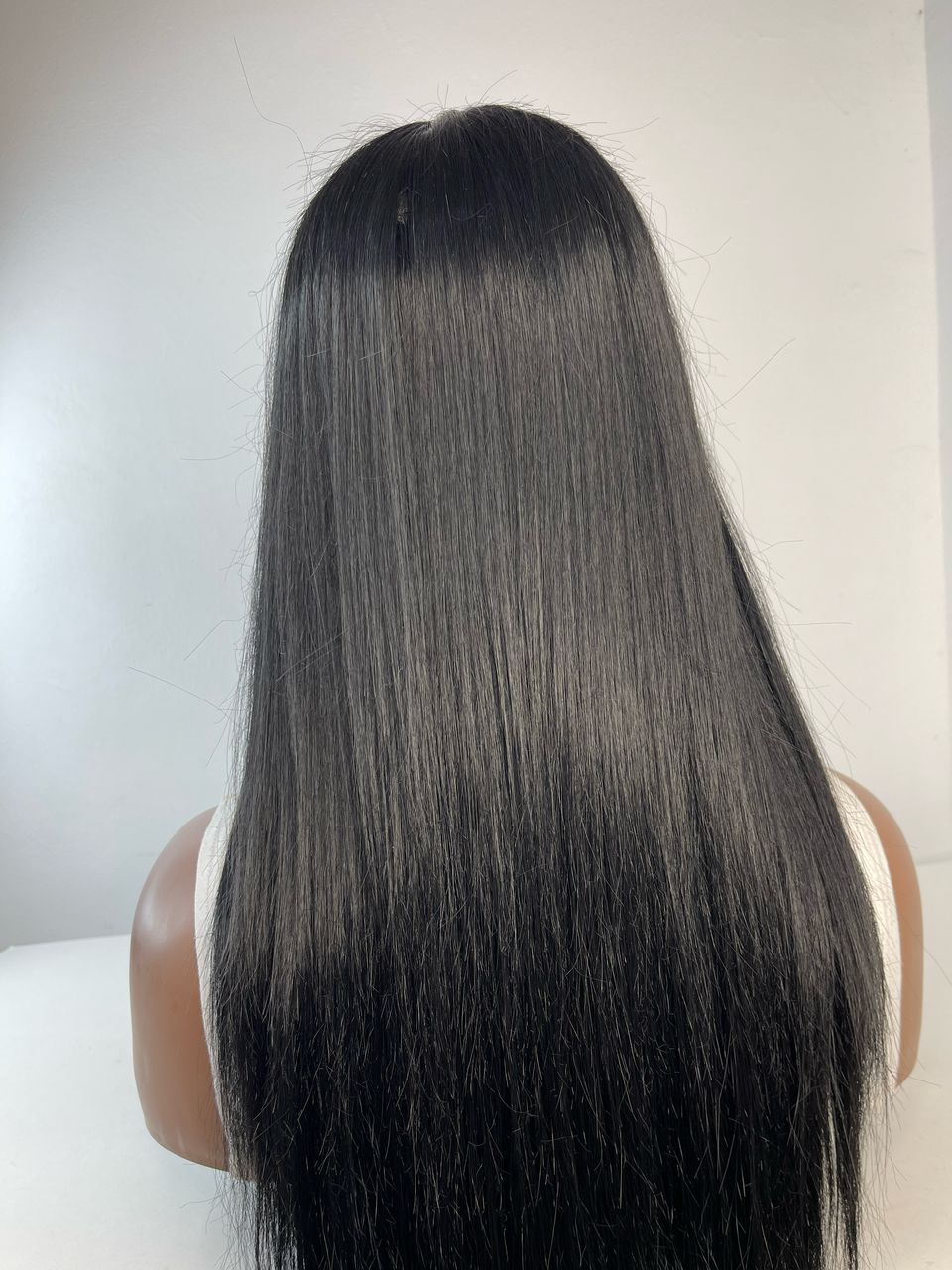 18" Sleek Straight High Heat Fibre Wig - Image 5